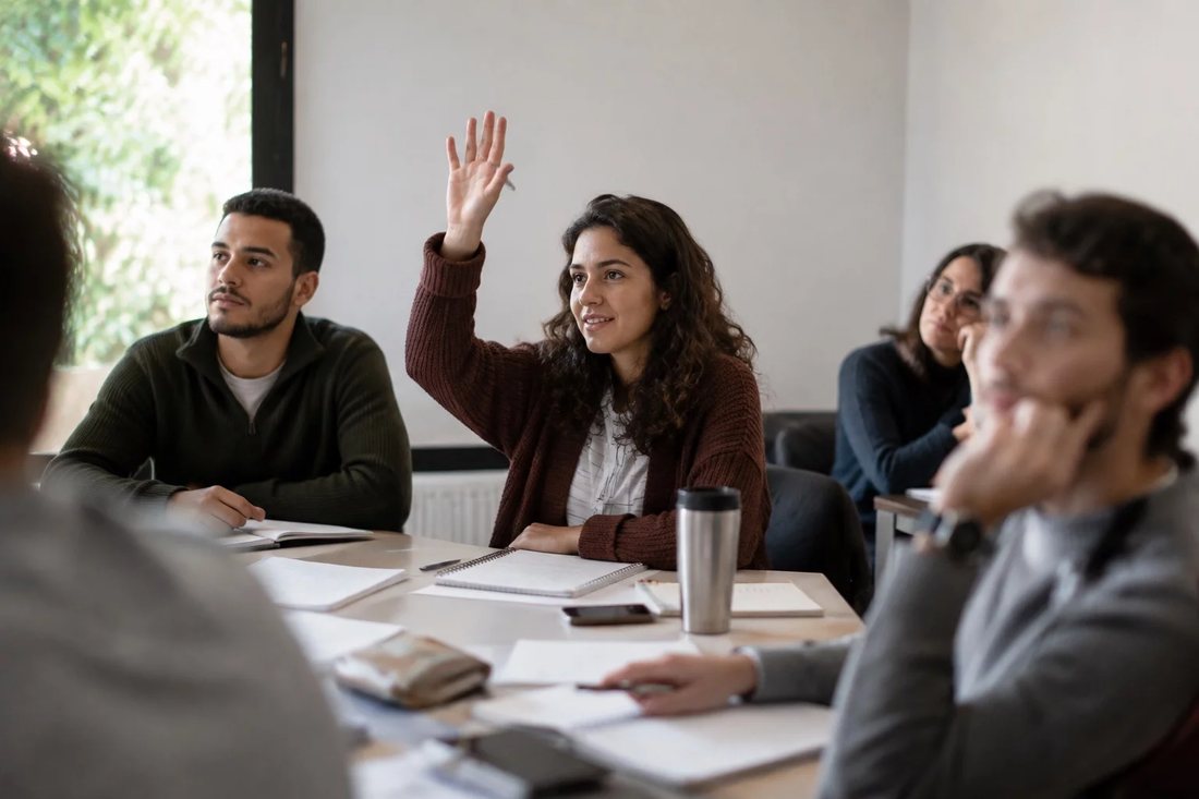 Mesa vista de cima com um diagrama de lógica traçado à mão sobre papel